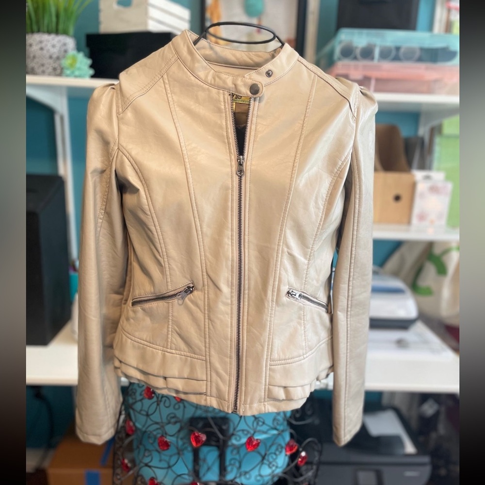 Women’s Jacket - Picture 5 of 6